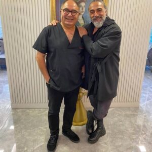 Selim Bayraktar Instagram - Onu Bilmek,tanımak büyük şans.Yanında oldukça çoğalırsın . #kubilayyücel #kubilayyücelpolikliniği @dr.kubilayyucel