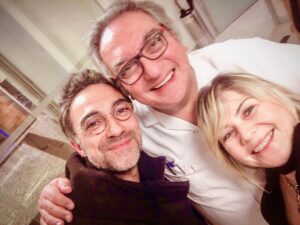 Selim Bayraktar Instagram - Hemen hemen bütün soyut bizatihilikleri -adalet, güzellik, hakikat, zihin,her şeyi inkâr etmek mümkündür. Ciddiyet de inkâr edilebilir, ama oyun asla.çok değerli hocam #cihanaksoy bilimi,doğruluğu,ciddiyeti,zihni hep bu yolla insanlara iletip onları iyileştiriyorlar.koskoca bir çınar gibi güven veriyorsunuz.dostluk ve arkadaşlık adına...🙏🏻