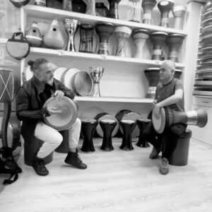 Selim Bayraktar Instagram - @eminpercussion Sadece sustum,olduğum,oluştuğum ana döndüm. Dokunmayla birlikte ses, görme veya koklamadan çok öne geçti zaten önce annemin karnında bunlar gelişti.zaten fetüsken, önce annenin kalp atışlarını duyarsın- ve birçok manevi geleneğe göre en mükemmel müziği öldüğümüzde duyabiliriz. .  Belki de bu, ses ve ritmin bu kadar evrensel bir güç olmasının başka bir nedenidir:Bütün canlıların kurucu deneyimlerinden bazılarıdır.kalbinin sesini dinle...