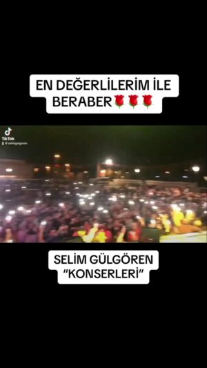Selim Gülgören Instagram - Sevgimi kelimelere sığdıramayacağım kadar özel olan sevenlerim ile konserlerimizde buluşuyoruz.
İyi ki hayatımdasınız 🌹🌹🌹Beni asla yalnız bırakmadınız❤️❤️❤️❤️
.
.
.
#selimgülgören #müzisyen #şarkıcı #oyuncu #konser #selimgülgörenşarkıları #selimgülgörenkonserleri #selimgülgörensevenleri