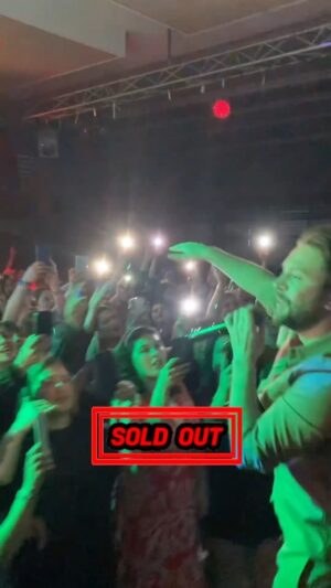 Selim Gülgören Instagram - Şükürler olsun ki yine günler öncesinden tüm biletlerimizin tükendiği bir konseri geride bıraktık🎤 Öncelikle İzmir Ödemiş’li tüm sevenlerime sonsuz teşekkür ederim, beni yine yalnız bırakmadılar🌹 
Bu matine organizasyonunu sağlayan ve bizi en güzel şekilde ağırlayan sevgili @celal_yaprak iyi ki sizleri tanıdım sizlere ve ekibinize de ayrıca sonsuz teşekkür ederim🌺
Şimdi Gazze’yi destekliyorsun gidip konsermi veriyorsun diye acımasızca yorum yapacak kardeşlerime şunları söylemek isterim, dışarıdan bizim işimiz eğlenceli görülebilir fakat bu meslekten onlarca insan ekmek yiyiyor çocuklarına ekmek götürüyor bunları unutmayalım🌹🌹🌹 Sizleri seviyorum👈
.
.
.
#selimgülgören #şarkıcı #müzisyen #konser #matine #izmir #ödemiş #performans #müzik #instagram #instareels #izmir #ödemiş