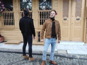 Selim Gülgören Instagram - Aralık Ayında Çıkardığımız “Aşk Bizden Yana” Şarkımızın Klip Arkası Görüntüleri
Yapım: @selimgulgorenmuzik 
Yönetmen: @selimgulgorenresmi 

Sanatçılar: Selim Gülgören @mehmetcanofficial_

Yeni projelerde görüşmek dileğiyle 🥰
#selimgulgoren

Çalışmalarımızı @selimgulgorenmuzik adresinden takip edebilirsiniz