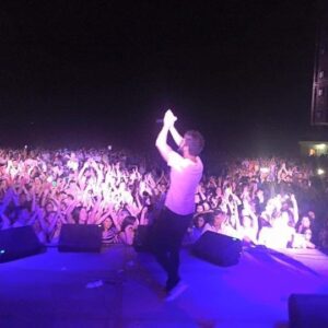 Selim Gülgören Instagram - Şarkılarımızı hep birlikte bir ağızdan söylemek mutluluk verici, bir çok şehirde bu mutluluğu sizlerle yaşıyorum ve yaşamaya devam edeceğim, konserlere tam gaz devam ediyoruz
Menajerlik @selimgulgorenmuzik 

#selimgulgoren #selimgülgören #müzik #sahne #konser #performans #selimgülgören