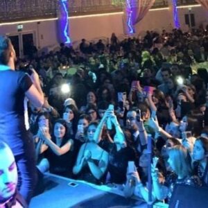 Selim Gülgören Instagram - Şarkılarımızı hep birlikte bir ağızdan söylemek mutluluk verici, bir çok şehirde bu mutluluğu sizlerle yaşıyorum ve yaşamaya devam edeceğim, konserlere tam gaz devam ediyoruz
Menajerlik @selimgulgorenmuzik 

#selimgulgoren #selimgülgören #müzik #sahne #konser #performans #selimgülgören