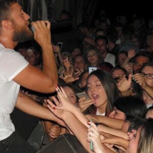 Selim Gülgören Instagram - Şarkılarımızı hep birlikte bir ağızdan söylemek mutluluk verici, bir çok şehirde bu mutluluğu sizlerle yaşıyorum ve yaşamaya devam edeceğim, konserlere tam gaz devam ediyoruz
Menajerlik @selimgulgorenmuzik 

#selimgulgoren #selimgülgören #müzik #sahne #konser #performans #selimgülgören