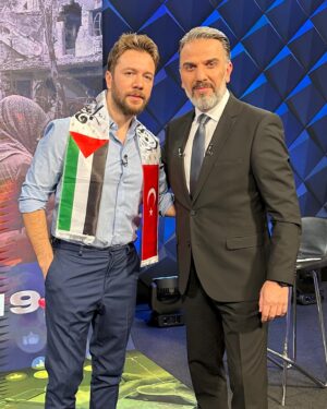 Selim Gülgören Instagram - @tvnet ana haber’e ve @cuneytozdemirtv ben ve sevenlerim adına çok teşekkür ederiz🇹🇷🇵🇸
.
.
#selimgülgören #anahaber #cüneytözdemir #filistineözgürlük #müslümanlarayapılanzulümedurde✊