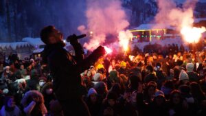Selim Gülgören Instagram - Bu hafta sonu,müthiş bir doğasıyla eşsiz “Rize Ayder Yaylası, Kardan Adam Festivalinde Sahnedeydim ”Öncelikle Ayder Dernek Başkanımıza, Valimize , Belediye Başkanımıza O yörede çalışan ve emek veren ismini bilmediğim her emekçimize ,bu güzel organizasyonu yöneten @matiloglu53 ‘na tüm Rize Ayder ve Rize Halkına, bizi bir an olsun yanlız bırakmayan Jandarma Personelimize,Aynı sahneyi paylaştığım tüm müzisyen arkadaşlarıma,harika yemekleriyle bizi mest aden @ayderteperestaurant ve tüm sağlık personeli ekibimize ve ve ve Dünyalar tatlısı “Aşık” olduğum Tüm Karadeniz Halkına Sonsuz Teşekkürlerimi Sunuyorum İyi Ki Varsınız❤️❤️Tekrar Görüşmek Dileğiyle… @selimgulgorenmuzik