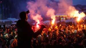 Selim Gülgören Instagram - Bu hafta sonu,müthiş bir doğasıyla eşsiz “Rize Ayder Yaylası, Kardan Adam Festivalinde Sahnedeydim ”Öncelikle Ayder Dernek Başkanımıza, Valimize , Belediye Başkanımıza O yörede çalışan ve emek veren ismini bilmediğim her emekçimize ,bu güzel organizasyonu yöneten @matiloglu53 ‘na tüm Rize Ayder ve Rize Halkına, bizi bir an olsun yanlız bırakmayan Jandarma Personelimize,Aynı sahneyi paylaştığım tüm müzisyen arkadaşlarıma,harika yemekleriyle bizi mest aden @ayderteperestaurant ve tüm sağlık personeli ekibimize ve ve ve Dünyalar tatlısı “Aşık” olduğum Tüm Karadeniz Halkına Sonsuz Teşekkürlerimi Sunuyorum İyi Ki Varsınız❤️❤️Tekrar Görüşmek Dileğiyle… @selimgulgorenmuzik