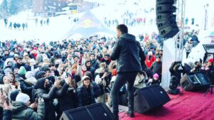 Selim Gülgören Instagram - Bu hafta sonu,müthiş bir doğasıyla eşsiz “Rize Ayder Yaylası, Kardan Adam Festivalinde Sahnedeydim ”Öncelikle Ayder Dernek Başkanımıza, Valimize , Belediye Başkanımıza O yörede çalışan ve emek veren ismini bilmediğim her emekçimize ,bu güzel organizasyonu yöneten @matiloglu53 ‘na tüm Rize Ayder ve Rize Halkına, bizi bir an olsun yanlız bırakmayan Jandarma Personelimize,Aynı sahneyi paylaştığım tüm müzisyen arkadaşlarıma,harika yemekleriyle bizi mest aden @ayderteperestaurant ve tüm sağlık personeli ekibimize ve ve ve Dünyalar tatlısı “Aşık” olduğum Tüm Karadeniz Halkına Sonsuz Teşekkürlerimi Sunuyorum İyi Ki Varsınız❤️❤️Tekrar Görüşmek Dileğiyle… @selimgulgorenmuzik