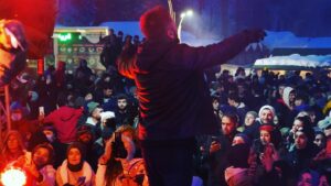 Selim Gülgören Instagram - Bu hafta sonu,müthiş bir doğasıyla eşsiz “Rize Ayder Yaylası, Kardan Adam Festivalinde Sahnedeydim ”Öncelikle Ayder Dernek Başkanımıza, Valimize , Belediye Başkanımıza O yörede çalışan ve emek veren ismini bilmediğim her emekçimize ,bu güzel organizasyonu yöneten @matiloglu53 ‘na tüm Rize Ayder ve Rize Halkına, bizi bir an olsun yanlız bırakmayan Jandarma Personelimize,Aynı sahneyi paylaştığım tüm müzisyen arkadaşlarıma,harika yemekleriyle bizi mest aden @ayderteperestaurant ve tüm sağlık personeli ekibimize ve ve ve Dünyalar tatlısı “Aşık” olduğum Tüm Karadeniz Halkına Sonsuz Teşekkürlerimi Sunuyorum İyi Ki Varsınız❤️❤️Tekrar Görüşmek Dileğiyle… @selimgulgorenmuzik