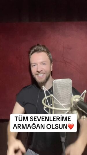 Selim Gülgören Instagram - Biliyorum müslüman kardeşlerimizin acısı hala yüreğimizde ve devam ediyor. Ama en azından 2 dk’da olsa herşeyden uzaklaşıp siz değerli sevenlerim için bir şarkı söyleyip armağan etmek istedim iyi ki hayatımdasınız . Size özel ❤️🌹🌹
İyi ki varsın @duman 🌹🎸🎸
.
#selimgülgören #şarkıcı #oyuncu #müzisyen #sendendahagüzel #sevenlerimiçin #aşkşarkıları #sevgisözleri #instagood #instagram #instareels #sevdiklerimiçin #sizeözel #dumangrubu