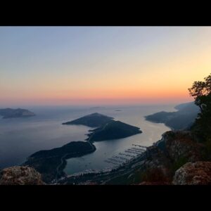 Selin Kahraman Instagram - Buraya bolca gökyüzü, sonsuzluk ve mutluluk bırakıyorum! 😍🌄🌙🧡
