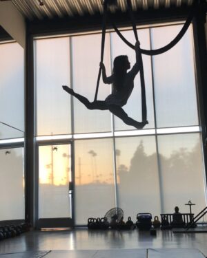 Selkie Hom Instagram - Can’t keep her down.... ❤️ me showin new moves to @erinbrownthomas at #wildmanathletica