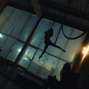 Selkie Hom Instagram - Last hour of many hours of teaching aerial today. Such a wonderful day- I am so grateful for the time I get to share with all of my ladies at #wildmanathletica, Happy Friday beautiful world! Photo by @themarkwildman