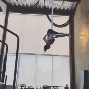 Selkie Hom Instagram - It’s been too long since I’ve had the time to come into the studio and play... aerial is still my favorite home. Having the best rainy morning, training @erinbrownthomas with @markwildman at #Wildmanatheletica their commentary kills me... love my peanut gallery 😂