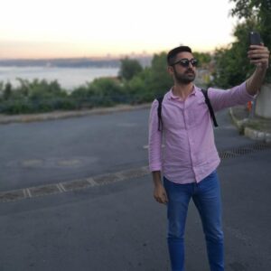 Selman Ünlüsoy Instagram - @bhrkblt 😘Gözünden #selfie #backstage 😬