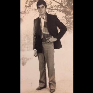 Selman Ünlüsoy Instagram - “İnsana kendi yaşamı bile büyük geliyor kimi zaman; ne yapsa, kimi sevse, kimlerce sevilse, hangi işlerle uğraşsa ve nerelerde gezip dolaşsa, bir türlü dolduramıyor. Her şeye karşın, ele geçirilemeyen derin boşluklar kalıyor önümüzde arkamızda.” Ölümünün 26. Yılında özlemle anıyorum...