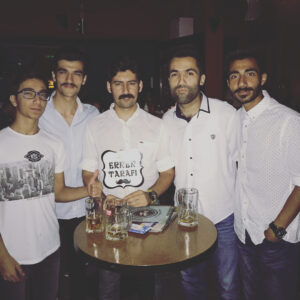 Selman Ünlüsoy Instagram - Bekarlığa veda ettik... 👋🤵🏻 Güzel dostlar biriktirmişim iyi ki varsınız.... #baharselmanevleniyor