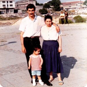 Selman Ünlüsoy Instagram - “Yalnızlık bir boşluktur
içimizde;
sisli yamaçlarında babalarımızın
dev gölgesi dolaşır.
Babalar ki, bizde
bitmeyen upuzun tiratlardır;
bir masal ağacına benzeyen ellerini uzatıp
ellerimizden
çocuklarımızı okşarlar.
Torunlarına baba derler sonra,
sürekli değişen sesleriyle
torun çocuğunda hortlayarak.
Babalar, alınlarımıza yazılmış yalnızlıklardır. 
Yalnızlık,
çocuk kılığında bir babadır
torunların büyüttüğü.” -H.Ali Toptaş Yalnızlıklar-

Bugün babamın aramızdan ayrılılışının 25. Yılı özlemle anıyorum...