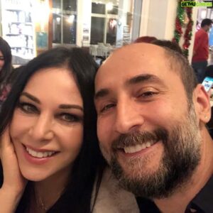 Semih Saygıner Instagram - Herkese mutlu, sağlıklı ve aşk dolu bir 2022 diliyoruz…😎🎉🎉🥂❤️❤️
Wishing you all a happy, healthy and full of love 2022… 😎🎉🎉🥂❤️❤️