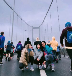 Semiha Bezek Instagram - N Kolay 43. İstanbul Maratonu 7 Kasım 2021 tarihinde koşuldu. Ben de;  çocuk istismarına dikkat çekmek ve farkındalık yaratmak için Ucim Saadet Öğretmen Çocuk İstismarı ile Mücadele derneği tişörtü ile İstanbul Maratonu’nda idim. Siz de Ucim’e destek vermek isterseniz www.ucim.org.tr adresinden gönüllü üye olabilir ya da düzenli bağışçı olarak istismara uğrayan çocuklarımızın yanında olabilirsiniz. Hadi siz de Ucim’e destek olun. Çocuklar konuşacak ucim yanlarında olacak