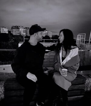 Semiha Bezek Instagram - Artik 10 yil dogum gunlerimizi ve cesitli onemli gun ve haftalarimizi bu fotograflarla kutlariz ..