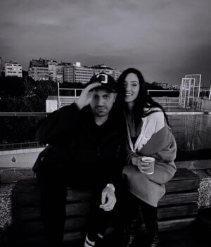 Semiha Bezek Instagram - Artik 10 yil dogum gunlerimizi ve cesitli onemli gun ve haftalarimizi bu fotograflarla kutlariz ..