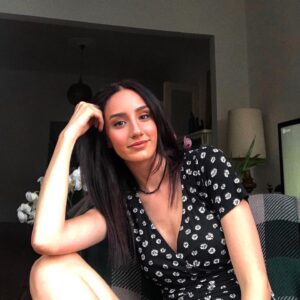 Semiha Bezek Instagram - cennetten cicek mi topluyorum