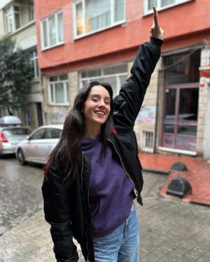 Semiha Bezek Instagram - Bundan böyle duramam ben evde ,sokağa özgürleşmeye! 
Bundan böyle ne bacı ne bayan ,hayatta olmam ben adam
6284
📸 @deryasensoy