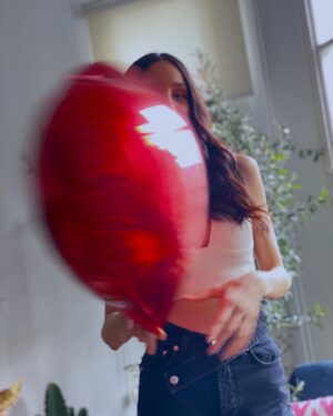 Semiha Bezek Instagram - Çok güldüğüm, çok ağladığım, çok eğlendiğim, kendime döndüğüm, kendimden kaçtığım, düştüğüm , kalktığım , büyüdüğüm , öğrendiğim bir yılı daha tamamladim. İyi ki yaşanmış yaşanan her şey 🌹