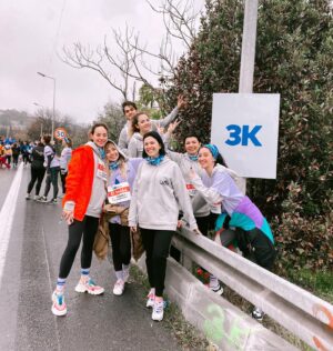 Semiha Bezek Instagram - N Kolay 43. İstanbul Maratonu 7 Kasım 2021 tarihinde koşuldu. Ben de;  çocuk istismarına dikkat çekmek ve farkındalık yaratmak için Ucim Saadet Öğretmen Çocuk İstismarı ile Mücadele derneği tişörtü ile İstanbul Maratonu’nda idim. Siz de Ucim’e destek vermek isterseniz www.ucim.org.tr adresinden gönüllü üye olabilir ya da düzenli bağışçı olarak istismara uğrayan çocuklarımızın yanında olabilirsiniz. Hadi siz de Ucim’e destek olun. Çocuklar konuşacak ucim yanlarında olacak