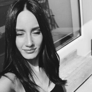 Semiha Bezek Instagram - Tahmini ne zaman güneşten gözlerimizi açamayiz yine? 🌞