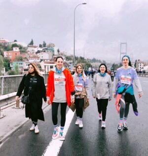 Semiha Bezek Instagram - N Kolay 43. İstanbul Maratonu 7 Kasım 2021 tarihinde koşuldu. Ben de;  çocuk istismarına dikkat çekmek ve farkındalık yaratmak için Ucim Saadet Öğretmen Çocuk İstismarı ile Mücadele derneği tişörtü ile İstanbul Maratonu’nda idim. Siz de Ucim’e destek vermek isterseniz www.ucim.org.tr adresinden gönüllü üye olabilir ya da düzenli bağışçı olarak istismara uğrayan çocuklarımızın yanında olabilirsiniz. Hadi siz de Ucim’e destek olun. Çocuklar konuşacak ucim yanlarında olacak