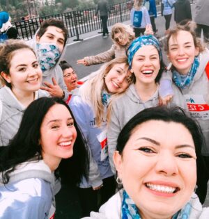 Semiha Bezek Instagram - N Kolay 43. İstanbul Maratonu 7 Kasım 2021 tarihinde koşuldu. Ben de;  çocuk istismarına dikkat çekmek ve farkındalık yaratmak için Ucim Saadet Öğretmen Çocuk İstismarı ile Mücadele derneği tişörtü ile İstanbul Maratonu’nda idim. Siz de Ucim’e destek vermek isterseniz www.ucim.org.tr adresinden gönüllü üye olabilir ya da düzenli bağışçı olarak istismara uğrayan çocuklarımızın yanında olabilirsiniz. Hadi siz de Ucim’e destek olun. Çocuklar konuşacak ucim yanlarında olacak