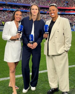 Semra Hunter Instagram - 🏆Another brilliant @wchampionsleague Final done and dusted! Really cool for @fcbfemeni to win their 3rd European Cup here on home soil.

💃Really enjoyed welcoming superstar @viviannemiedema to our team alongside my superstar sidekick @liannesanderson10.

🎤@lucyward and @chris_sharples10 were outstanding as ever on the mic. @shebahn_ nailed it with her fabulous interview, as per. And @liamnloftus was top notch in getting fans involved.

⚽️Hope you enjoyed the season on @daznwomensfootball. Let’s do it all again soon, yeah?!

💄Thank you @layla_liverpoolmua for the lovely look!
.
.
.
#UWCL #UEFA #WomensChampionsLeague #ChampionsLeague #Bilbao #Spain #Culers #FCBarcelona #UWCLFinal #SanMames #Presenter #Pitchside