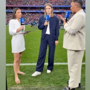 Semra Hunter Instagram - 🏆Another brilliant @wchampionsleague Final done and dusted! Really cool for @fcbfemeni to win their 3rd European Cup here on home soil.

💃Really enjoyed welcoming superstar @viviannemiedema to our team alongside my superstar sidekick @liannesanderson10.

🎤@lucyward and @chris_sharples10 were outstanding as ever on the mic. @shebahn_ nailed it with her fabulous interview, as per. And @liamnloftus was top notch in getting fans involved.

⚽️Hope you enjoyed the season on @daznwomensfootball. Let’s do it all again soon, yeah?!

💄Thank you @layla_liverpoolmua for the lovely look!
.
.
.
#UWCL #UEFA #WomensChampionsLeague #ChampionsLeague #Bilbao #Spain #Culers #FCBarcelona #UWCLFinal #SanMames #Presenter #Pitchside