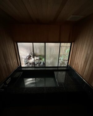 Sen Mitsuji Instagram - Cold enough for long baths✔️Warm enough for evenings on the deck✔️Winning a duck!✔️Thanks for the free trip @airbnb I have no business being this refreshed