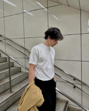 Sen Mitsuji Instagram - 白TといえばのHanesが徹底的にこだわり抜いて作った「Hanes T-SHIRTS SHIRO」は衿幅、シルエットが絶妙で素晴らしく、生地がしっかりしていながらとても柔らかくて、着心地がいい。
環境に配慮した紙素材のパッケージも素敵です。
#PR
#HanesSHIRO
#ヘインズ
@hanes_japan