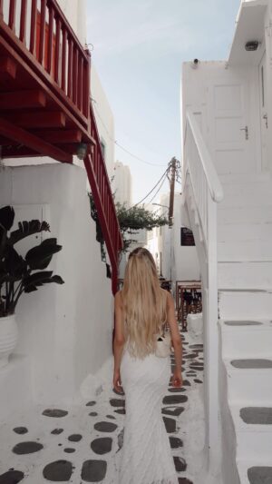 Senna Hounhanou Instagram - Surprise trip to Mykonos for my boyfriend’s birthday 🇬🇷
@senna_off 🤍