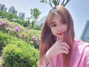 Seo Bo-ra Instagram - 의료과실로 어려운 병에 걸렸지만 응원해주시구 걱정해주시는분 들 덕에
마음은 많이 덤덤해졌습니당 ! 아직 치료법은 없지만 약물로 증상 완화는 가능하다니 통증 좀 가라앉으면 바로 복귀할게용 💜