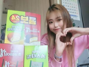 Seo Bo-ra Instagram - 의료과실로 어려운 병에 걸렸지만 응원해주시구 걱정해주시는분 들 덕에
마음은 많이 덤덤해졌습니당 ! 아직 치료법은 없지만 약물로 증상 완화는 가능하다니 통증 좀 가라앉으면 바로 복귀할게용 💜