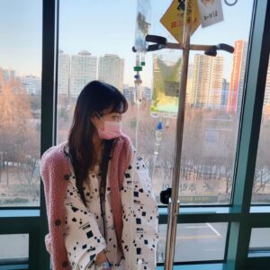 Seo Bo-ra Instagram - 짧은 것 같던 긴 3개월의 병원생활이 드디어 끝났습니다 !
하루가 1년 같았어서 체감상 긴 병원 생활이 끝나구 일상으로 돌아가면 많은것이 바껴있을까봐 너무 두려웠는데 너무 감사하게두 저에겐 없어선 언니들@sirius_huayeon_ , 유정언니 
그리구 걱정해주신 팬분들이 계시더라구용 !
내 옹니들 진짜 진심으로 나 병원생활 버틸 수 있게 해줘서 고맙구
병원에서 친해진 내 덩생 다예 현비니 언능 건강하게 나와서 보쟈💜