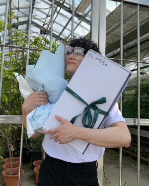 Seo Bum-june Instagram - @netflix @netflixkr #하이라키 

#남주원 

”애들이 나더러 이끼래. 기분 안 나빠. 애들 눈에 안 띌려고 죽을 힘을 다해서 얻은 별명이거든.”

“이제 다 끝났으니까.. 더는 엄마가 그런 짓 안해도 되니까.. 나는 그거면 됐어요..”

겁도 많고 엄마도 지키고 싶은 마음에 선뜻 나서지 못했지만 강하에게 용기를 얻어 조금은 성숙하지 못한 방식으로 말도 안되는 일들이 일어나고 있는 주신고라는 작은사회를 바꾸고 싶었던 주원이.

실패와 성공을 떠나, 숨어 살고 싶었던 주원인 세상에 나와 상처를 받기도 하고 주기도 하며, 넘어지고 일어서는 법을 배우고, 어두운 얼굴과 굽은 등이 아닌, 환한 웃음이 가득한 얼굴로 엄마와 이야기를 하고 있을 거예요.

내적으로, 외적으로 주원이라는 친구가 되기위해 많은 고민을 한 만큼 주원이와 함께 저도 많이 성장할 수 있었습니다. 

감독님. 작가님. 모든 스태프분들. 배우분들. 우리 다솜매니저님 그리고 하이라키 시청자 여러분께 감사하다는 말씀 드리고 싶습니다. 

<하이라키> 지금 오직 넷플릭스에서!