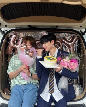Seo Bum-june Instagram - #하이쿠키 #송진우 #highcookie 

하이쿠키 1부-20부 모두 공개 되었어요.
지금까지 하이쿠키와 진우를 사랑해주셔서 진심으로 감사합니다. 

조금은 예민하고 까칠하지만, 몸과 마음이 많이 아픈 친구였던 우리 진우, 이제는 몸도 마음도 건강하게 잘 지내길 바라. 

어쩌면 우리가 쿠키를 먹은 후 갈망하고 바라는 욕망과 꿈 보다는 지금 건강하게 현재를 살아가는 것이 가장 큰 행복이 아닐까 싶어요.

“그냥 뭐 건강하게 오래오래 평범하게 사는 꿈”

“쿠키먹고 보는 꿈. 현실에서 최대한 이뤄보려 하지 않을까? 상황이 뭔 상관이야. 내가 내일이면 죽는데. 나 아직도 기억해. 네 꿈 뭔지. 좋은 옷 입고, 맛있는 거 먹고, 친구도 사귀고, 연애도 하고, 공부도 하는. 그냥 지금처럼 사는거라며. 그게 뭐가 못 됐냐. 다른 애들한테는 그냥 일상인데.“

@uplus_mobiletv 
@netflixkr
