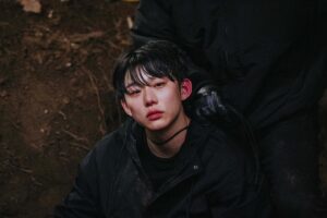 Seo Bum-june Instagram - @kbsdrama #멱살한번잡힙시다 

#이바른 #제우스

이름 그대로 올바른모습만을 보여주던 바른이는 아픈 과거를 숨기고 살아왔습니다. 사랑하는 누나를 위해, 뒤에서는 제우스로 살며 모든 인생을 바쳐왔고요. 짧은 시간이었지만 그런 바른이의 시간과 진심이 시청자분들께도 전달이 됐기를 바라며, 비록 살아서는 누나에게 하고싶은 말을 전하지 못했지만 따뜻한 곳에서 누나를 다시 만나 밝은 미소와 함께 이야기를 나누고 있을거라 의심치 않습니다. 

시청자분들과 함께해주신 감독님, 작가님, 스태프,배우분들께 진심으로 감사하다는 말씀 드리고 싶습니다.

마지막으로 바른이와 멱살한번잡힙시다를 사랑해주시고 애정해주셔서 다시 한 번 진심으로 감사합니다. 오늘 밤 10:10분에도 많은 시청 부탁드립니다.