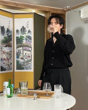 Seo Chul Goo Instagram - 새로운 직업을 갖게 되었어요
힙합하는 바텐더의 제멋대로 알-코올 토크쇼¿ #당산역3번출구 
( 바텐더는 처음이라 ... 🫣 )

4.8.(토) 다들 오셔서 즐거우셨으면 좋겠습니다 🍸