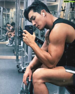 Seo Ha-jun Instagram - #내적갈등 중. 🛌 or 🏋🏻‍♂️
