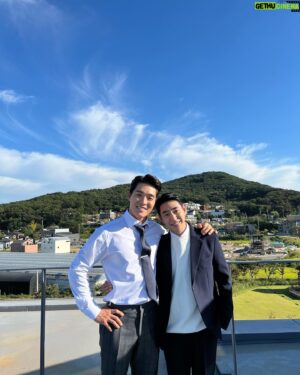 Seo Ha-jun Instagram - 어제를 마지막으로 드디어 ‘비밀의집’ 의 대 장정이 막을 내렸습니다 .

8개월이라는
긴 시간동안 정말 추억도 많이 남았고, 행복한 시간이었습니다. 
감독님들과 스텝분들 너무 고생많으셨고 진심으로 감사드리며, 현장에서 주신 사랑 잊지않고 간직하겠습니다. 

항상 친 손자처럼 아껴주시고 이뻐해주신 장항선 선생님, 현장의 큰누나처럼 모두를 챙겨주신 이승연 선배님, 너무 이쁘고 매력만점인 우리 이영은누나, 
많은 시간을 함께하진 못했지만 정말 친누나처럼 정이든 윤아정누나, 촬영하는 내내 정말 내딸이었으면 했던 우리 예린이, 그리고 함께 호흡했던 배우분들, 선배님들 정말 고생 많으셨고 함께할 수 있어 영광이었습니다.

또한 너무 정이 많이든 우리 스텝분들. 
8개월동안 눈을뜨면 제일먼저 본 든든한 동생 메니저 석준이와 채영이, 선희, 채원이 🥰
연출팀, 카메라팀, 마지막까지 함께하지 못했던 조명팀 형들과 많은 시간 함께하지 못했지만 짦은 시간에 정이든 조명팀 형 동생들, 분장팀, 의상팀, 소품팀 모두 너무 감사했고 현장에서 모두들 덕분에 행복하게 웃음지으며 촬영할수 있었습니다. 
저에겐 그 모든것이 너무나 큰힘이었고 응원이었습니다. 진심으로 감사드립니다. 

앞으로 보다 더 나은 모습과 좋은 작품으로 하루빨리 찾아뵙겠습니다. 

그동안 ‘비밀의집’ 을 사랑해주신 모든 시청자 여러분들께 진신으로 감사드립니다.

#비밀의집 #감사했습니다 그리고 #행복했습니다 #안녕