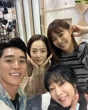 Seo Ha-jun Instagram - 어제를 마지막으로 드디어 ‘비밀의집’ 의 대 장정이 막을 내렸습니다 .

8개월이라는
긴 시간동안 정말 추억도 많이 남았고, 행복한 시간이었습니다. 
감독님들과 스텝분들 너무 고생많으셨고 진심으로 감사드리며, 현장에서 주신 사랑 잊지않고 간직하겠습니다. 

항상 친 손자처럼 아껴주시고 이뻐해주신 장항선 선생님, 현장의 큰누나처럼 모두를 챙겨주신 이승연 선배님, 너무 이쁘고 매력만점인 우리 이영은누나, 
많은 시간을 함께하진 못했지만 정말 친누나처럼 정이든 윤아정누나, 촬영하는 내내 정말 내딸이었으면 했던 우리 예린이, 그리고 함께 호흡했던 배우분들, 선배님들 정말 고생 많으셨고 함께할 수 있어 영광이었습니다.

또한 너무 정이 많이든 우리 스텝분들. 
8개월동안 눈을뜨면 제일먼저 본 든든한 동생 메니저 석준이와 채영이, 선희, 채원이 🥰
연출팀, 카메라팀, 마지막까지 함께하지 못했던 조명팀 형들과 많은 시간 함께하지 못했지만 짦은 시간에 정이든 조명팀 형 동생들, 분장팀, 의상팀, 소품팀 모두 너무 감사했고 현장에서 모두들 덕분에 행복하게 웃음지으며 촬영할수 있었습니다. 
저에겐 그 모든것이 너무나 큰힘이었고 응원이었습니다. 진심으로 감사드립니다. 

앞으로 보다 더 나은 모습과 좋은 작품으로 하루빨리 찾아뵙겠습니다. 

그동안 ‘비밀의집’ 을 사랑해주신 모든 시청자 여러분들께 진신으로 감사드립니다.

#비밀의집 #감사했습니다 그리고 #행복했습니다 #안녕