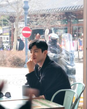 Seo Ji-hoon Instagram - 재밌는 농담 생각난 표정 😏